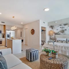 Studio With King Bed - Pool Views