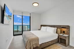 Bright & Spacious 3-Bedroom Condo by the Beach with Stunning Views - Image 5