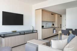 Upscale 2/2 Condo Downtown Miami with Free Parking - Image 3