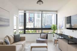 Upscale 2/2 Condo Downtown Miami with Free Parking - Image 2