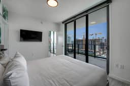 10th F Luminous 2BR/2BA | Pool, Gym & Miami Beach - Image 5