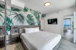 10th F Luminous 2BR/2BA | Pool, Gym & Miami Beach - Image 2