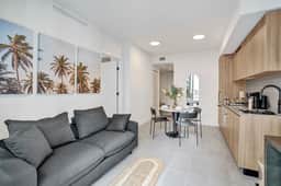 Stunning Views Downtown Miami 1/2+Den 15th Floor - Image 2