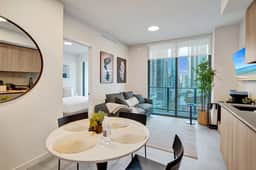 Amazing view Downtown Miami 1BR + Den. Luxe suit 18th Floor - Image 3