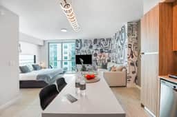 Artistic Unique Studio Bay And Pool Views / Miami - Image 2
