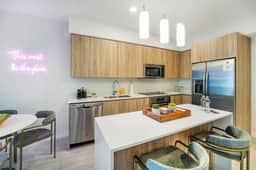 Trendy & Cozy1 Bdrm + Den Condo, Design District - Image 5