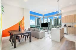 Stunning Bay Views-2Bdrm Penthouse-Miami Design Dist - Image 3