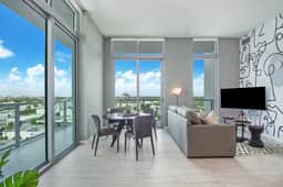Cool 1 Bdrm Penthouse With Amazing Skyline Views - Image 2