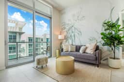 Tropical PH With Bayviews! 1Bdrm+Den. - Image 2