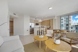 Elegant 2/2 Condo Miami Design District - Image 2