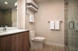 Spectacular Views! Spacious 2 Bdrm Apartment Modern Design! - Image 4