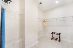 Artsy Penthouse 1 Bdrm Condo - Stunning Views - Image 2