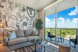 One Bedroom Queen Bed With City Views - Image 3