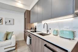 Luxury 1BR at 72 Park | Pool, Gym & Beach Access - Image 4