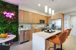 Cool Decor 1 Bdrm Condo, Miami Design District - Image 5