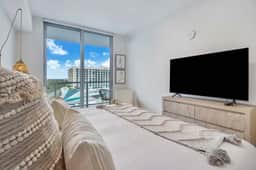 Boho Vibes With Bayviews! 1 Bdrm Condo - Image 2