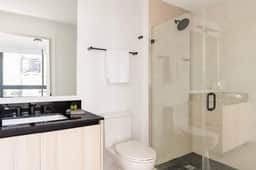 Luxury 2/2 Condo Downtown Miami with Free Parking - Image 4