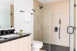 Luxury 2/2 Condo Downtown Miami with Free Parking - Image 5