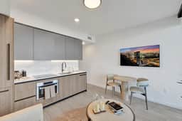 14th-Floor Luxe 1BR | Coastal Living, 72 Park - Image 4