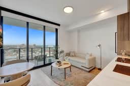 14th-Floor Luxe 1BR | Coastal Living, 72 Park - Image 3
