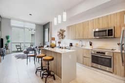 Stylish Penthouse 1 Bdrm Condo Great Views - Image 4