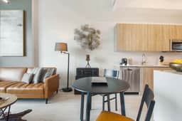 Stylish Penthouse 1 Bdrm Condo Great Views - Image 2