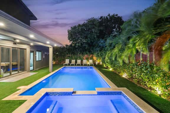 Elegant Tropical Villa 7BR, Pool & Jacuzzi - Image 1