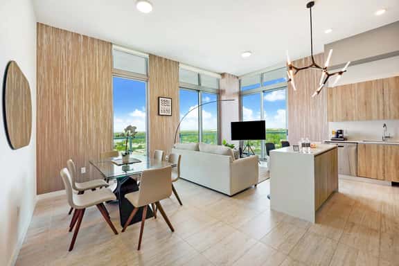 Two Bedrooms Condo With City Views - Image 1