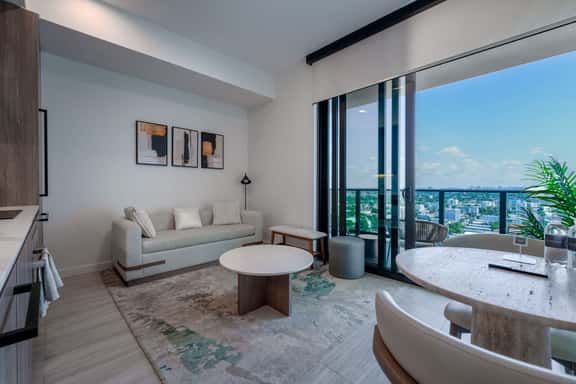 21st Floor 1BR Beach Access, Pool & Skyline - Image 1