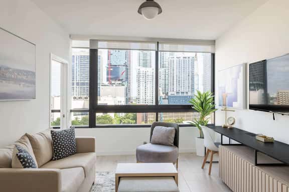 Luxury 2/2 Condo Downtown Miami with Free Parking - Image 1