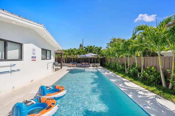 Miami 4BR Villa Heated Pool, Game & Basketball - Image 1
