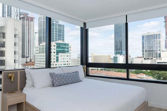 Upscale 2/2 Condo Downtown Miami with Free Parking - Image 1