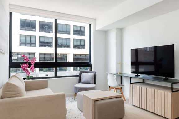 NEW Modern 1/1 Condo Downtown Miami Free Parking! - Image 1