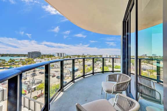 Luxe 1BR at 72 Park | Balcony & Miami Skyline - Image 1