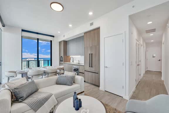 20th-Floor 4BR Haven | Breathtaking Ocean Views - Image 1