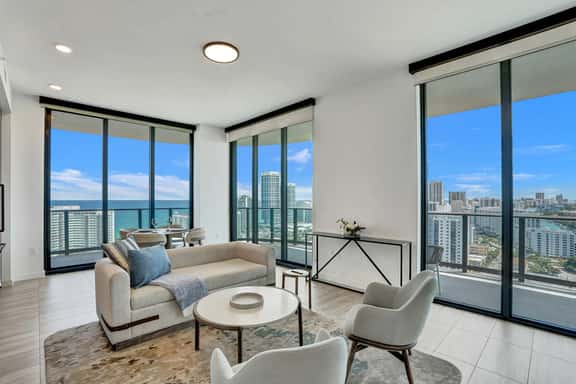 21st-Floor Corner 2BR | Water Views, Miami Beach - Image 1