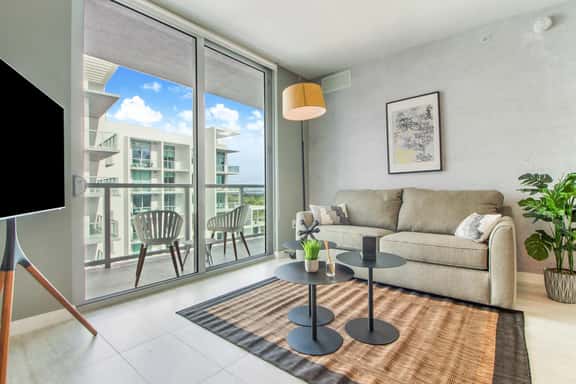 Modern 1 Bdrm Condo With Pool & Bay Views - Image 1