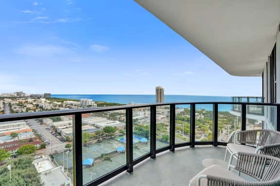 19th-Floor 1BR | High-End 72 Park Pool Retreat - Image 1