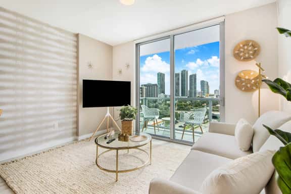Cozy Deco 1 Bdrm Condo, Best Miami Location - Image 1