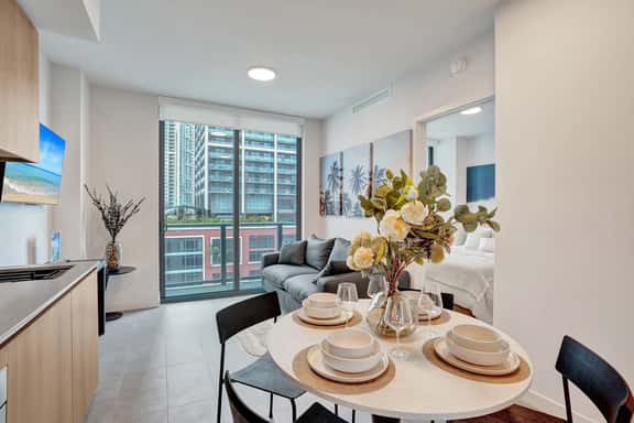 Stunning Views Downtown Miami 1/2+Den 15th Floor - Image 1