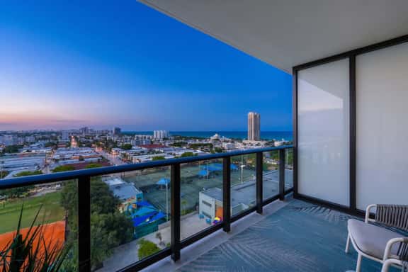 Modern 1BR Oasis | Pool, Gym & Miami Beach Access - Image 1