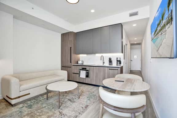 NEW Chic Beach Getaway | Pool , Gym & Beach Access - Image 1