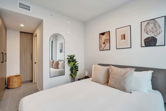 Amazing view Downtown Miami 1BR + Den. Luxe suit 18th Floor - Image 1