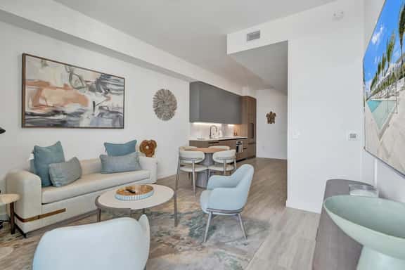18th Floor Beachside Oasis | Pool, Gym & Beach - Image 1