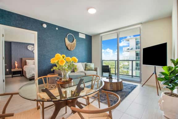 Gorgeous 1 Bdrm Condo Pool & Bay Views - Image 1