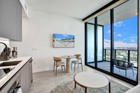Resort-Style 1BR | Pool, Gym & Ocean Vibes - Image 1