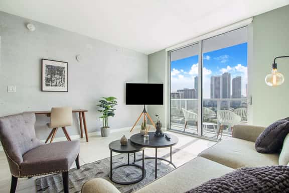 Bay & City Views! New Modern 1 Bdrm Condo-Miami - Image 1