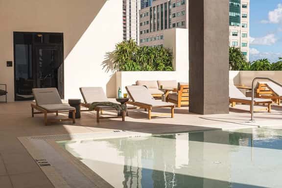 NEW Modern 1/1 Condo Downtown Miami Free Parking! - Image 1