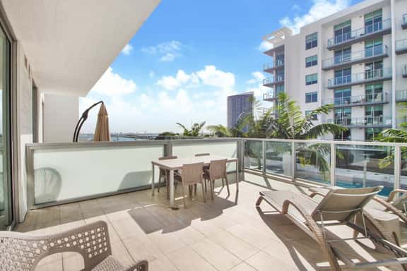 Large Studio W/Oversized Balcony & Bay Views! - Image 1