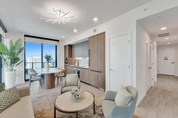 Luxury Beachside 4BR | Ocean Views, Pool & Gym - Image 1